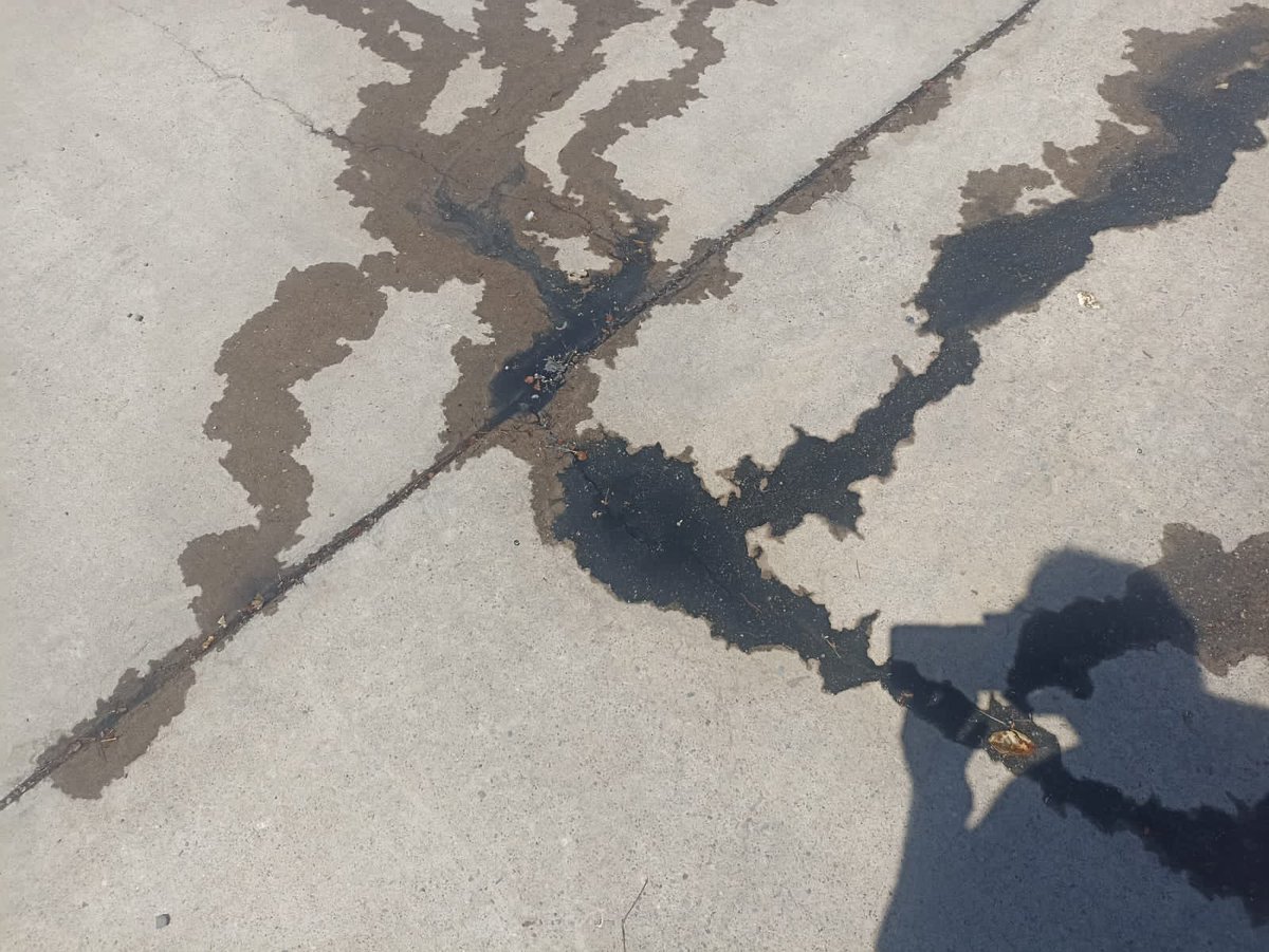arliera's tweet photo. ⁦@SoledadDurazo⁩ hay filtraciones en pavimento de drenaje y en las casas también. Villa Florencia https://t.co/LPl6be4iNe