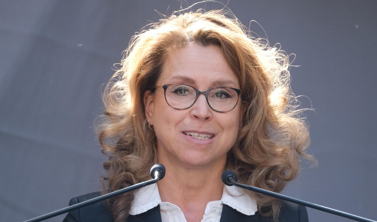 buergerschaftHH's tweet photo. Gemeinsames Gedenken: Präsidentin @carola_veit, Bürgermeister @TschenPe und Zeitzeugin Marione Ingram erinnerten in einer Feierstunde am @MahnmalNikolai an das Kriegsende und gedachten der Befreienden und Befreiten des 8.Mai 1945. https://t.co/Y13bNLR4dz https://t.co/FiOttboIB6