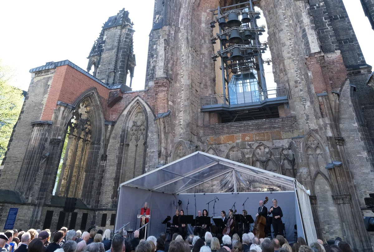 buergerschaftHH's tweet photo. Gemeinsames Gedenken: Präsidentin @carola_veit, Bürgermeister @TschenPe und Zeitzeugin Marione Ingram erinnerten in einer Feierstunde am @MahnmalNikolai an das Kriegsende und gedachten der Befreienden und Befreiten des 8.Mai 1945. https://t.co/Y13bNLR4dz https://t.co/FiOttboIB6