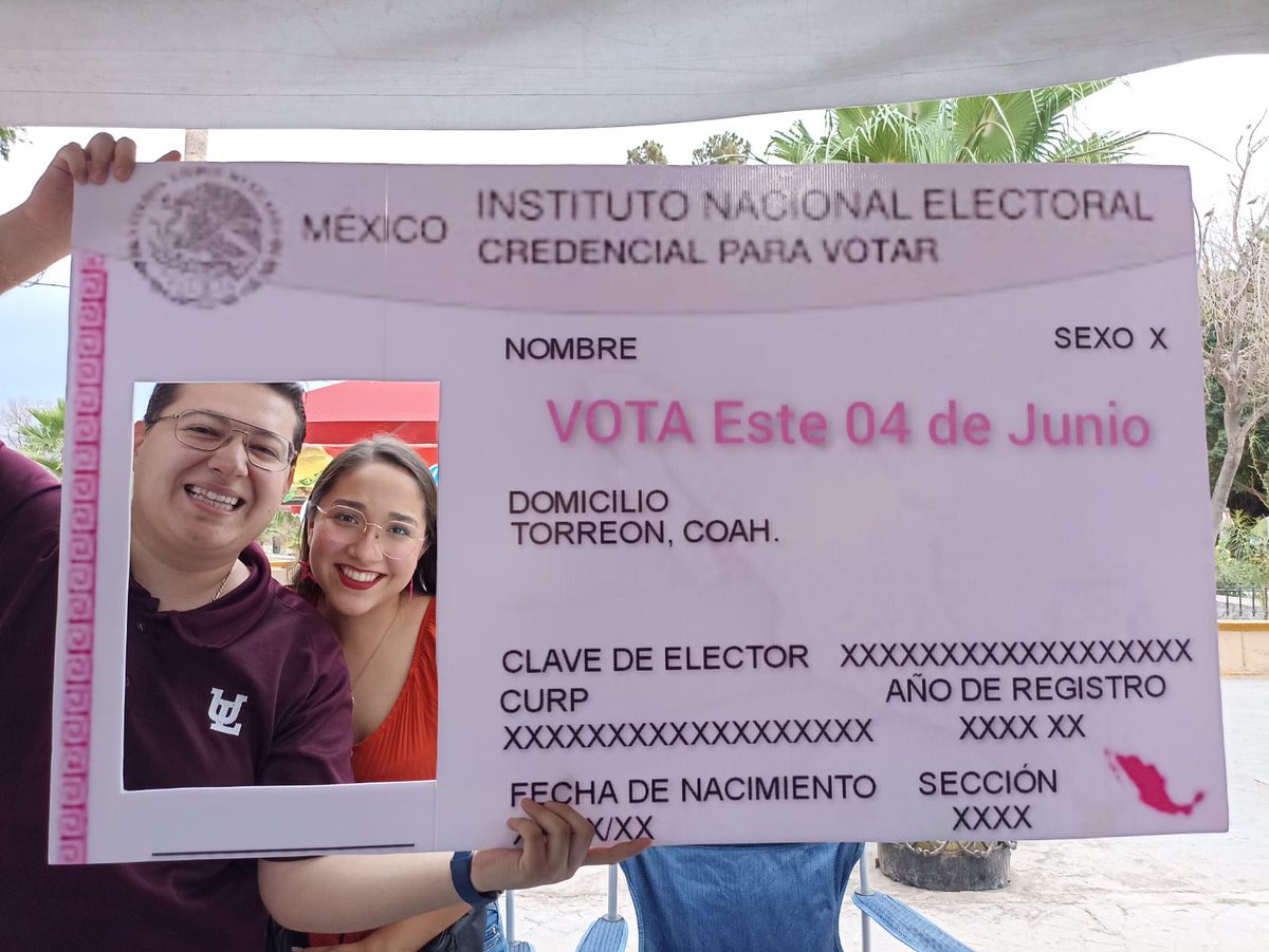 CD11_Coah's tweet photo. El CDE 11 de Torreón promoviendo el voto con las y los ciudadanos en la Alameda Zaragoza, recuerda ejercer tu voto este 04 de Junio. @IEC_Coahuila #Vota4deJunio https://t.co/BUMEBjoSa7