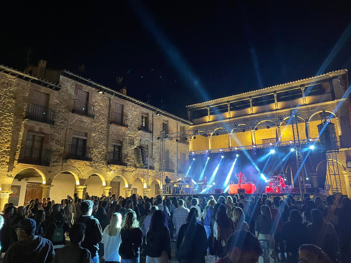 AyukenMP's tweet photo. 🖤🛻 #ResumenFinde Nuevo doblete de 🌟✴️@LaTrinidadPop en Galiza (Cambados y Pontedeume); 🌋🧨erupción volcánica de @ezpalak en el #VolcanoFest de Tenerife y también hemos dirigido la producción de 💜✊#MujeresPatrimonio en Sigüenza. Gracias a #MadameVodevil por la confianza 🙌 https://t.co/beft2HzR4R