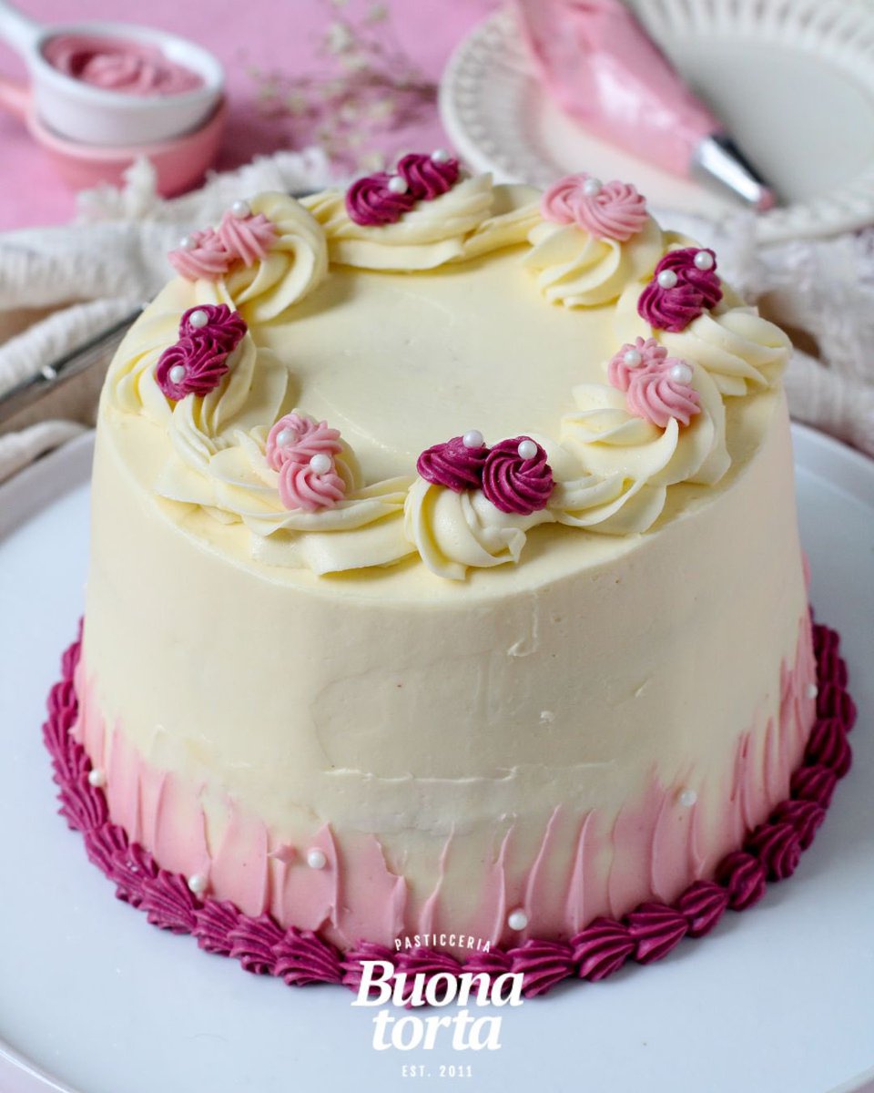 Te imaginas llegando el 15 con alguna de estas tortas?😍En honor a las mamás lanzamos esta EDICIÓN LIMITADA para homenajearlas en su día 💖 Rellenas de mousse de Dulce de leche y Dulce de leche con bizcocho húmedo de vainilla🫶🏽 hace tu pedido haciendo click en el link de la BIO💕