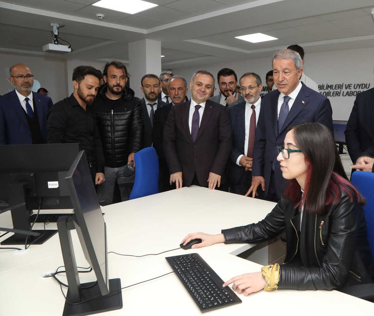 ProfFatihAltun's tweet photo. Üniversitemiz Araştırma Merkezleri ve Laboratuvarları Binası’nda yer alan Uzay Bilimleri ve Uydu Teknolojileri Laboratuvarı’nın açılışını Milli Savunma Bakanı Sayın Hulusi Akar ve TUSAŞ Genel Müdürü Temel Kotil’in katılımları ile gerçekleştirdik. https://t.co/w1CDvTbWd9