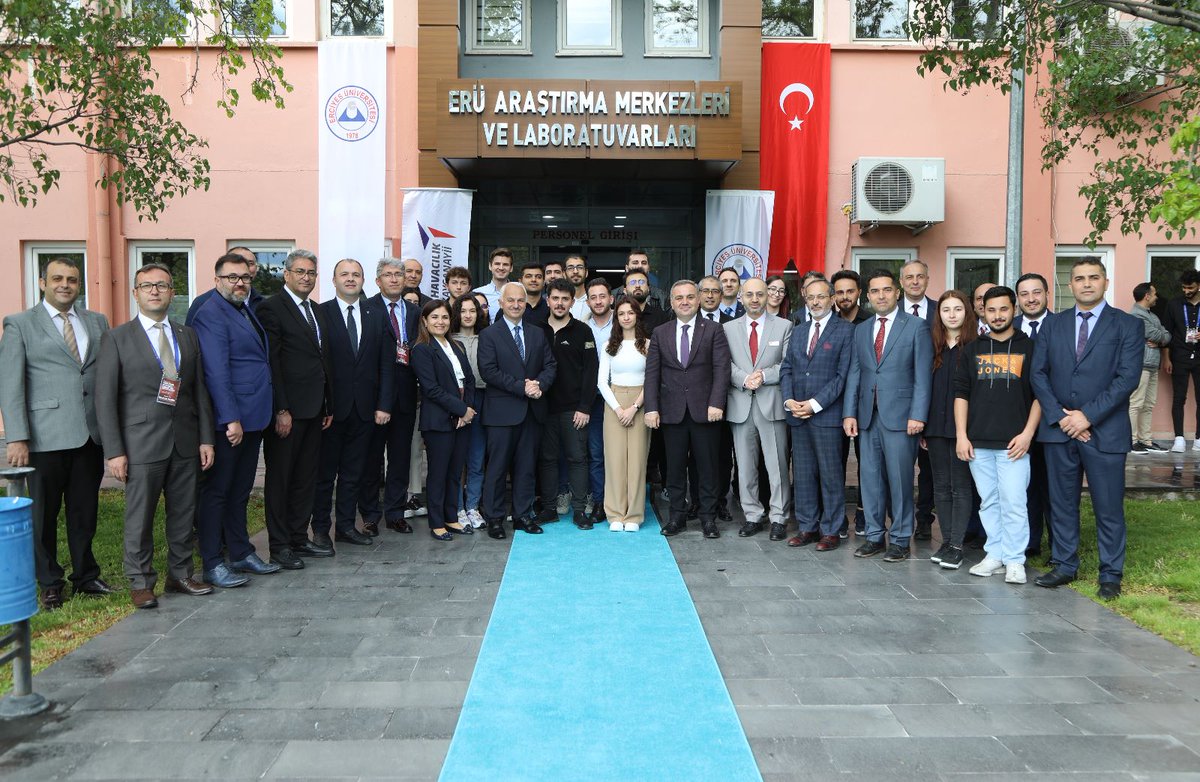 ProfFatihAltun's tweet photo. Üniversitemiz Araştırma Merkezleri ve Laboratuvarları Binası’nda yer alan Uzay Bilimleri ve Uydu Teknolojileri Laboratuvarı’nın açılışını Milli Savunma Bakanı Sayın Hulusi Akar ve TUSAŞ Genel Müdürü Temel Kotil’in katılımları ile gerçekleştirdik. https://t.co/w1CDvTbWd9