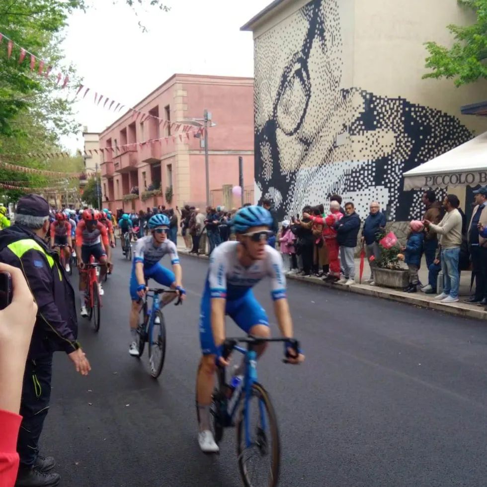 @ar_krayon cofondatore del progetto @artisticalmass @urbikerz è anche l'autore del murale che ha fatto da cornice alla terza tappa del <a href="/giroditalia/">Giro d'Italia</a> con il passaggio (e la vittoria) di Michal Matthews (p.s. La deadline per la terza tappa di @urbikerz Past… instagr.am/p/Cr_PshWNtsf/