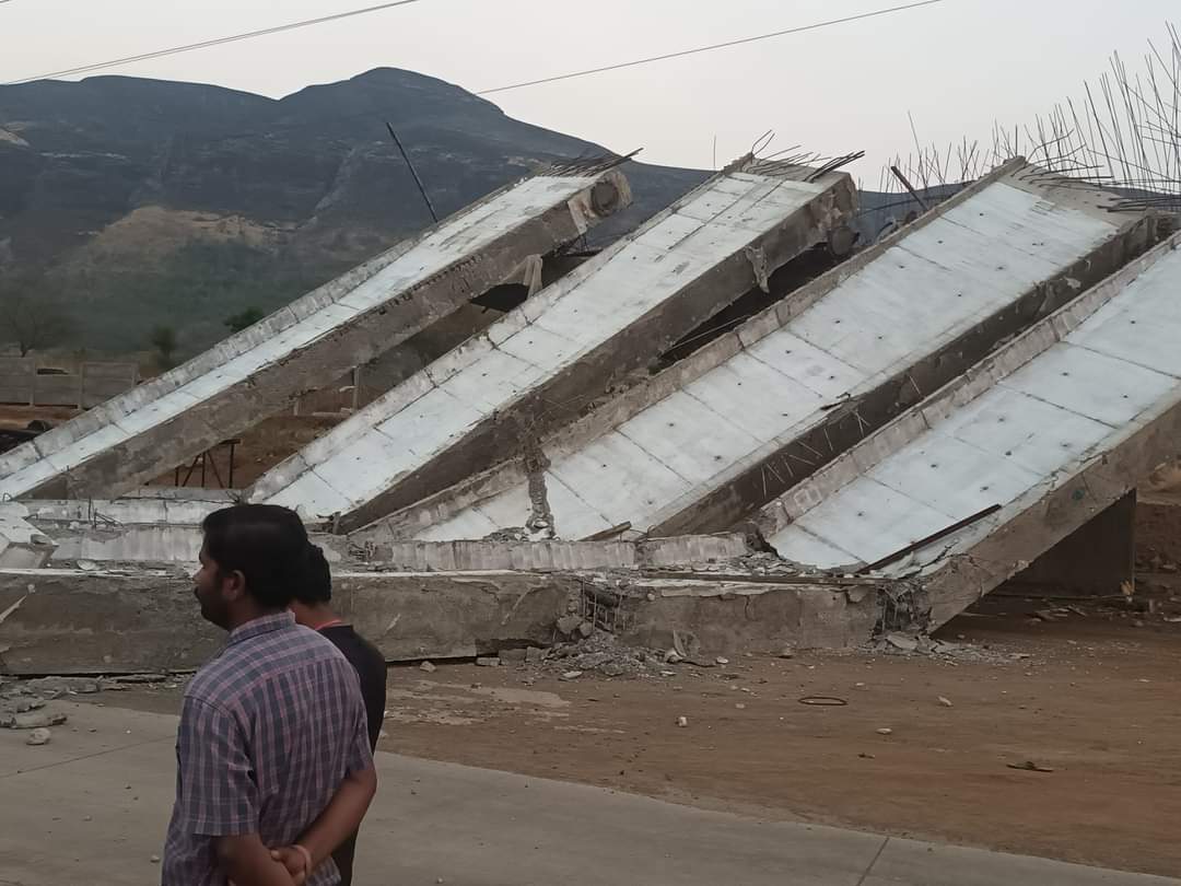 rikinmerchant's tweet photo. Samruddhi Mahamarg's bridge under construction near Nashik collapsed just a few minutes back. No wonder how 'honestly' was this built! 
Where are we heading? Fellow citizens, if we don't raise questions now, our coming generations would be slaves. https://t.co/14u6nvmFGk