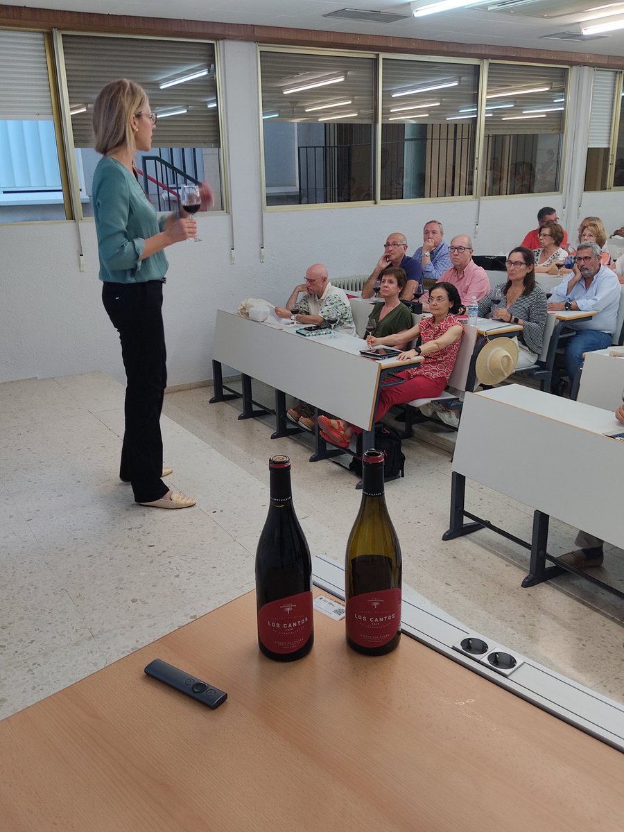 AzaharaL's tweet photo. @cat_inter El pasado jueves, dentro de las clases Taller de Enología del Centro Intergeneracional de la Universidad de Córdoba, estuvimos explicando la elaboración de vinos tintos, y pudimos catar el vino Los Cantos, donado por las Bodegas Finca  @Torremilanos @DORibera https://t.co/Xa8LaoYJpf