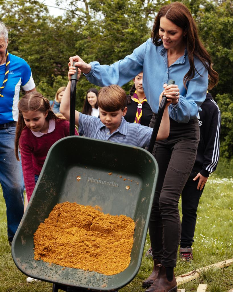 BerkshireScouts's tweet photo. What an honour to have @KensingtonRoyal and family volunteering at 3rd Upton Scouts today. #TheBigHelpOut

https://t.co/iNdWPP3Vqf https://t.co/fRvfeUEXLC