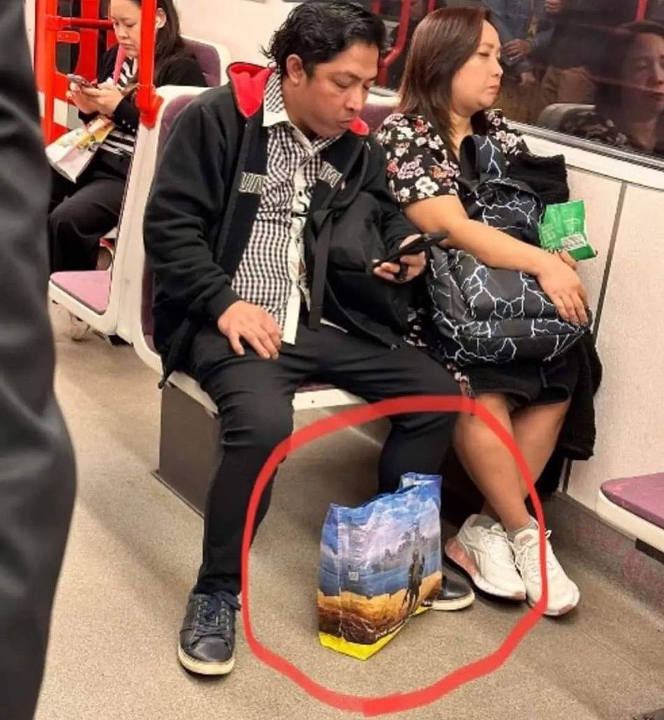 Spotted in the #Japanese subway 🇺🇦🇯🇵
