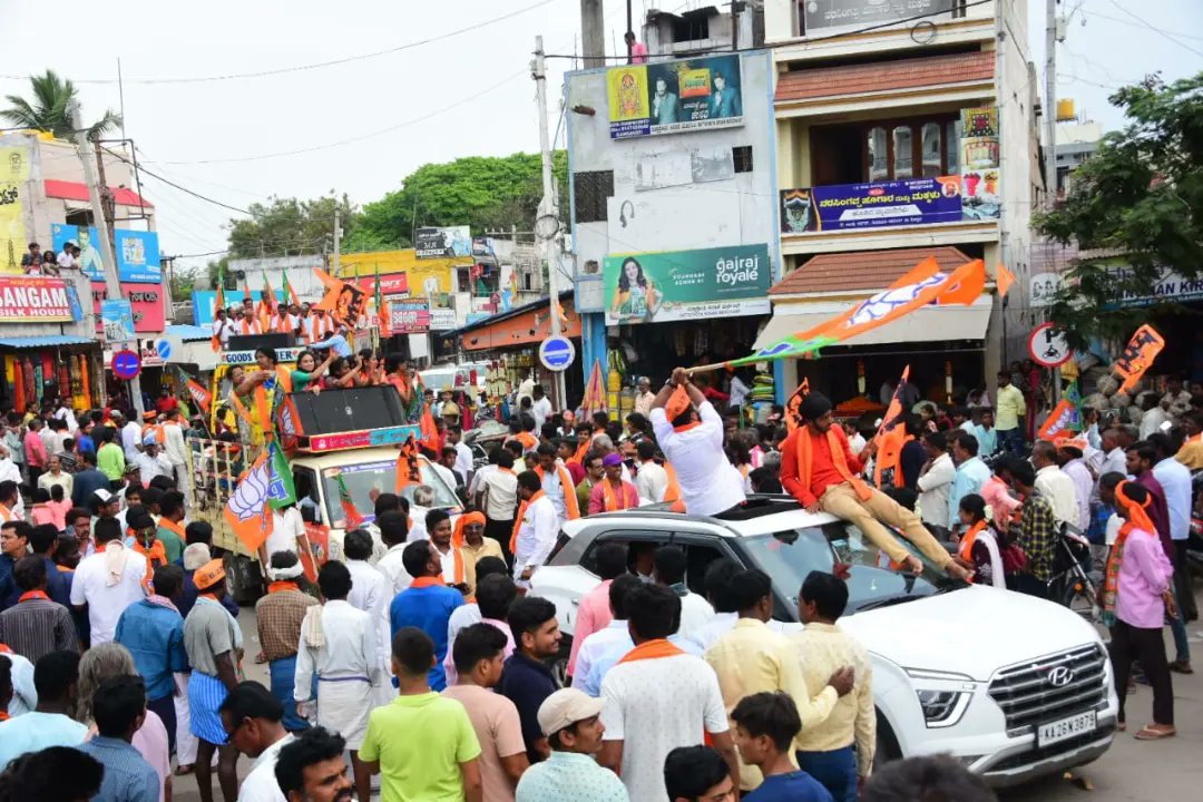 ParannaMBJP's tweet photo. ನಗರ ಮಂಡಲ ಅಧ್ಯಕ್ಷರಾದ ಶ್ರೀ ಕಾಶಿನಾಥ ಚಿತ್ರಗಾರ್, ಗ್ರಾಮೀಣ ಮಂಡಲ‌ ಅಧ್ಯಕ್ಷರಾದ ಚೆನ್ನಪ್ಪ ಮಳಗಿ ಹಾಗೂ ನನ್ನ ನೇತೃತ್ವದಲ್ಲಿ ಬೃಹತ್ ಮೆರವಣಿಗೆ ಮಾಡಲಾಯಿತು. 

ಗಂಗಾವತಿ‌ ನಗರದ ಶ್ರೀ ಕೃಷ್ಣ ದೇವರಾಯ ವೃತ್ತದಿಂದ , ಬಸವಣ್ಣ ವೃತ್ತ , ಗಾಂಧಿ ವೃತ್ತ, ಮಹಾವೀರ ವೃತ್ತ, ಸಿಬಿಎಸ್ ವೃತ್ತ ಮಾರ್ಗವಾಗಿ ಸಾಂಸ್ಕೃತಿಕ ಕಲಾ ಮೇಳಗಳೊಂದಿಗೆ, https://t.co/VUvWC7Gy8l