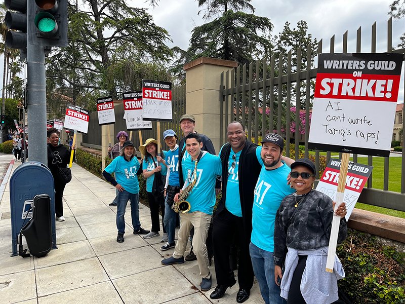 AFMLocal47's tweet photo. "AI can't write Tariq's raps!" Abbott Elementary writer/creator/actor @quintabrunson holds the line, alongside #AFM47 musicians outside Warner Bros. Studios in Burbank 5/5

#WGAstrike #WGAstrong #dothewritething https://t.co/gbcKQkAL6H
