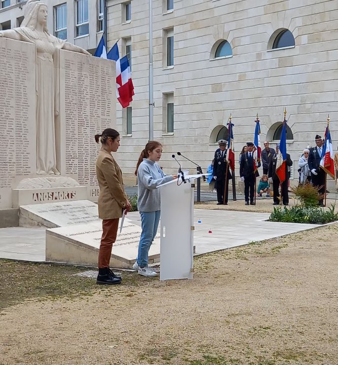 v_guggiari's tweet photo. Cérémonie du 8mai, bel engagement des élèves de l’école Jean Jaurès et du collège Fontanes pour les lectures. Les jeunes du SNU aussi étaient présents. Merci à eux #8mai #engagement #mémoire #SNU @acpoitiers @DSDEN79 @BndicteRobert @ENSOAOfficiel @Mairie_Niort https://t.co/zTzmgA49no