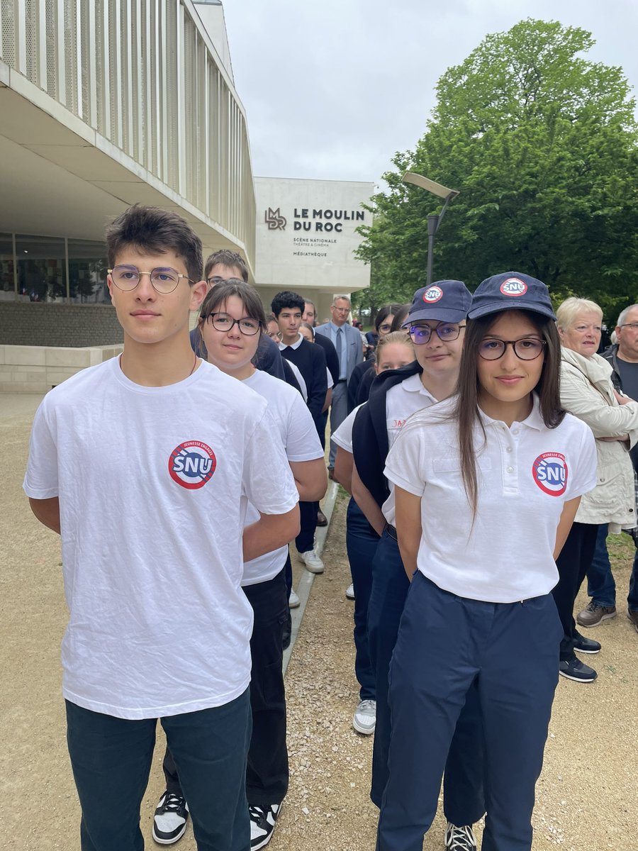 v_guggiari's tweet photo. Cérémonie du 8mai, bel engagement des élèves de l’école Jean Jaurès et du collège Fontanes pour les lectures. Les jeunes du SNU aussi étaient présents. Merci à eux #8mai #engagement #mémoire #SNU @acpoitiers @DSDEN79 @BndicteRobert @ENSOAOfficiel @Mairie_Niort https://t.co/zTzmgA49no