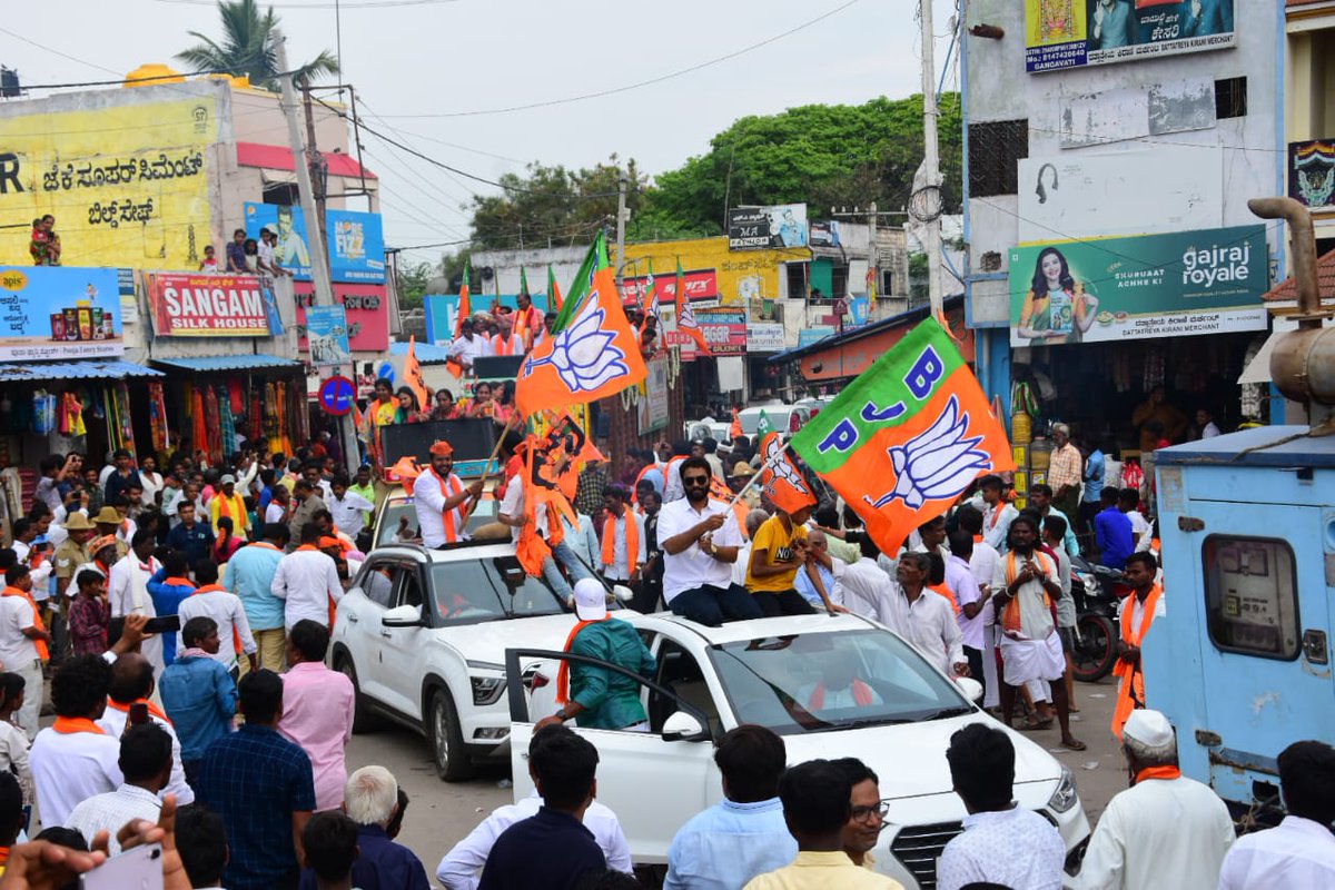 ParannaMBJP's tweet photo. ಡಿಜೆ ದೊಂದಿಗೆ, ಬಿಜೆಪಿ ಬೃಹತ್ ಮೆರವಣಿಗೆ ಹಾಗೂ ಜಾತಾ ಮಾಡಿ ಪ್ರಚಾರ ಮಾಡಲಾಯಿತು.

#Gangavathi https://t.co/aVlpiqV7G4
