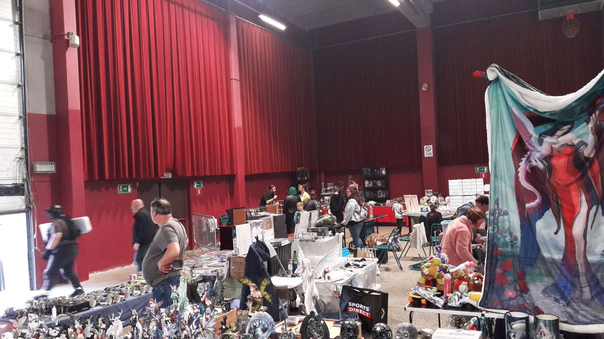 La convention où j'étais ce week end (colfontaine / Gameplay) qui a été un naufrage sidéral.

Photos prises vers 17h30. Des exposants remballaient déjà à 16h-16h30. Tous ultra vénères, furieux et déçus de l'organisation. Du jamais vu.