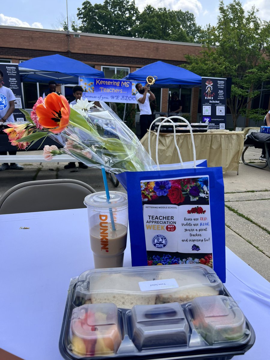 MsHeld_KMS's tweet photo. It’s only day 1 and I already feel like we are the most special staff in the world! Thank you @PRINCIPAL_KMS and @KetteringMiddle!! https://t.co/wMyq9RM633
