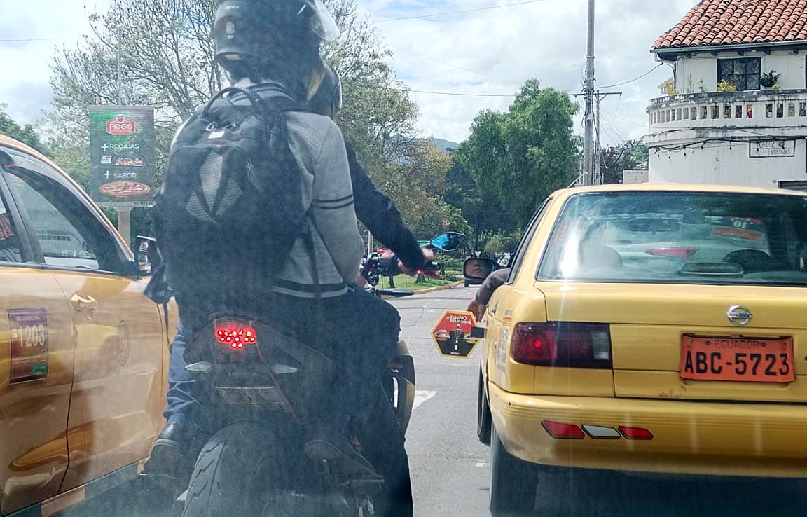 Con este pequeño letrero, que dice 𝗘𝘀𝘁𝗲 𝗡𝗼 𝗲𝘀 𝘂𝗻 𝗰𝗮𝗿𝗿𝗶𝗹, colocado en taxis, se busca reducir los accidentes de tránsito con motocicletas en #Cuenca.
