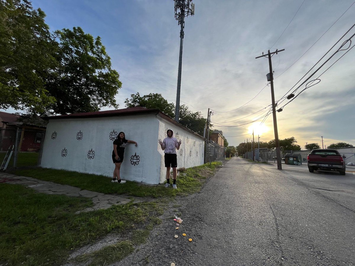 This week we will be starting Teen Community Paint Days for our 62nd Community Mural! 
Come join us at 2301 Buena Vista St, 78207 Wed, Mon &amp; next Wed from 530-730pm, all are welcome, no prior painting experience required! 

Any questions please email: 
murals@sananto.org

#murals