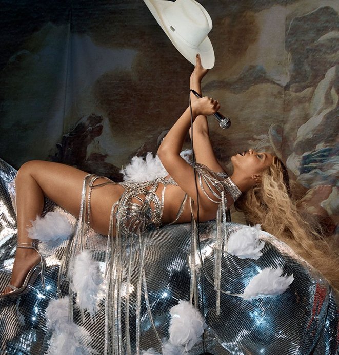updatecultura's tweet photo. RAINHA! Beyoncé pode superar expectativas e faturar até US$ 2,2 BILHÕES com a Renaissance World Tour, sendo a turnê musical mais lucrativa da HISTÓRIA, afirma a Forbes. https://t.co/sFYg9CEHOk