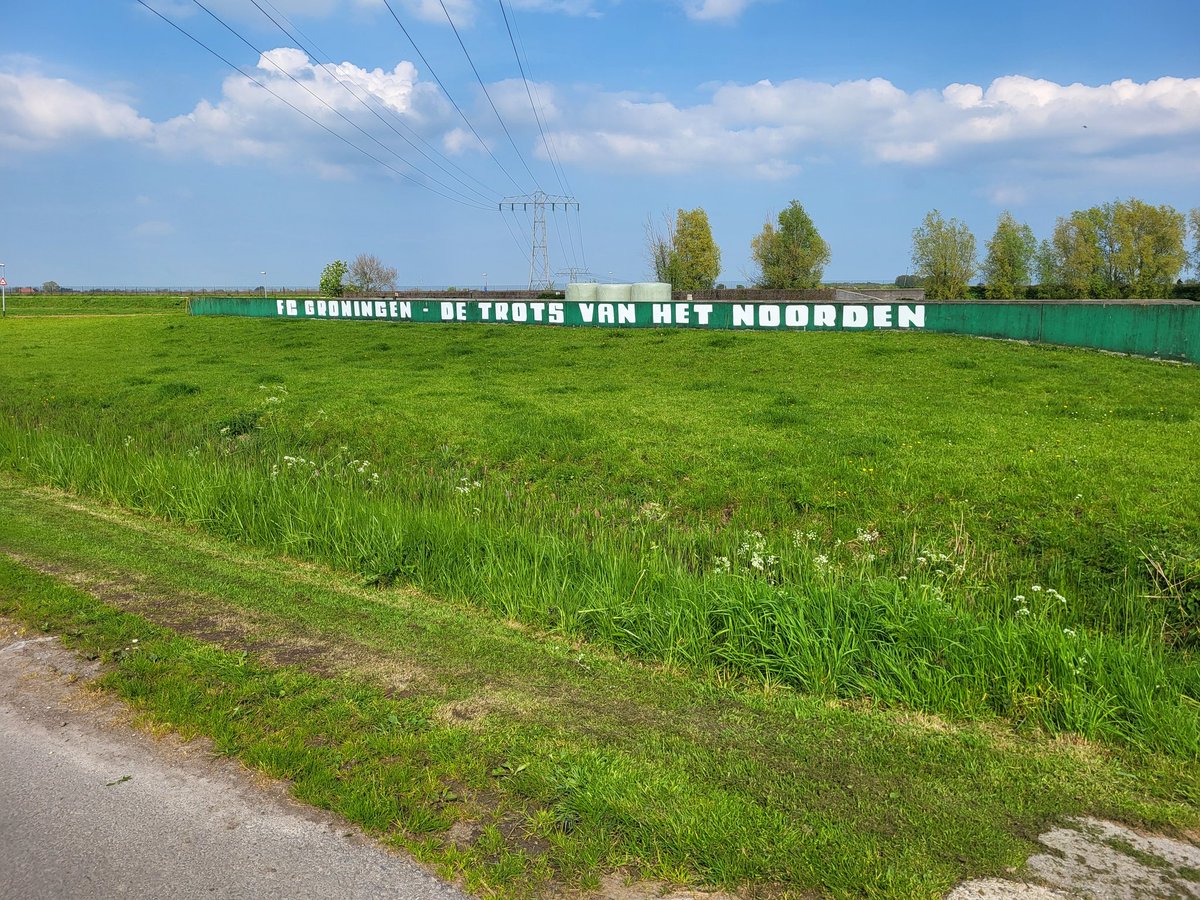 Negninorg's tweet photo. We mogen dan gedegradeerd zijn, maar onze trots pakken ze niet af. Dus vandaag de mural van een nieuw likje verf voorzien. #ongeachtdestand https://t.co/NccCE86na4