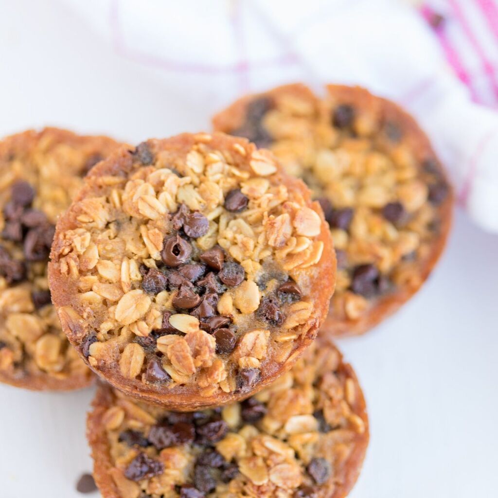 These Oatmeal Breakfast Cups are doing numbers on Facebook this week. They're perfect to prep for grab &amp; go breakfasts for the week. 

I use mini chocolate chips as my mix-in, because of course I do, but dried fruits, nuts, etc. work as well.

You'll nee… instagr.am/p/Cr_Tfg5SJHT/