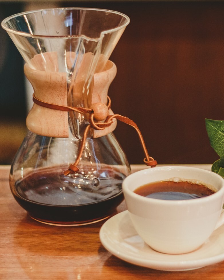 LattequeLate's tweet photo. Lunes con sabor a café ☕️
¿Te va un #chemex ? ✨
.
.
.
.
.
.
.
.
#cafedeespecialidad #lunes #coffeetime #cafe #cafeteria #coffee https://t.co/5lnTmIsnM8 https://t.co/5Kh6HXkjpJ