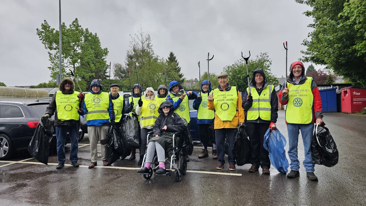 THE BIG HELP OUT Rain didn't deter our members and Inner Wheel colleagues getting out and about litter picking in the local community today. @TheBigHelpOut23  @RotaryGBI  @Rotary  @Mayor_RoyalSC @RoyalSutColTC