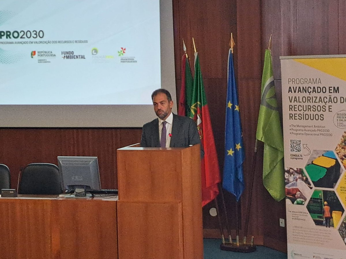 ambiente_pt's tweet photo. Em Coimbra, na #FEFAL, o #MAAC, Duarte Cordeiro, falou sobre alinhar metas ambientais com dinâmicas económicas: produção de energia e descarbonização; utilização de resíduos como recursos e garantia da sustentabilidade financeira dos municípios responsáveis pela recolha em baixa. https://t.co/jH7yBiy328