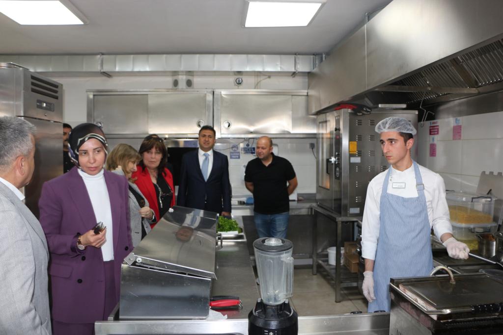 Bakan Yardımcımız Sayın Petek Aşkar, Bakanımız Sayın Mahmut Özer'in eşi Sayın Nebahat Özer Hanımefendi, Mesleki ve Teknik Eğitim Genel Müdürümüz Sayın Nazan Şener, Selçuk Gastronomi Merkezini ziyaret etti.
