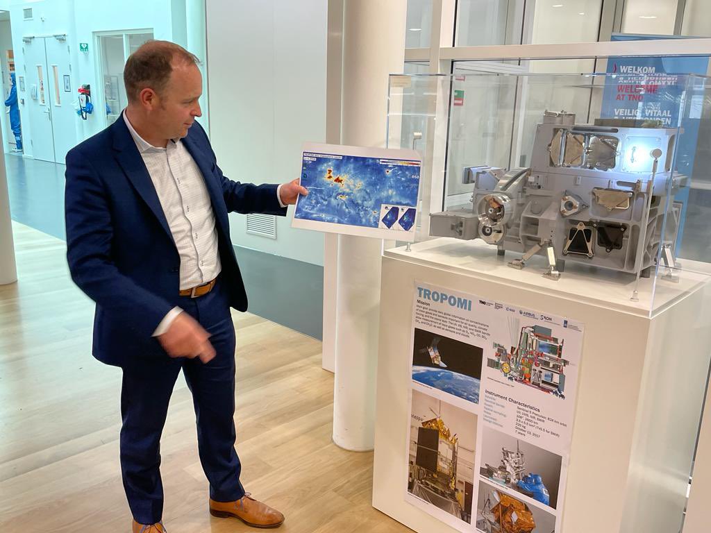 PimVanStrien's tweet photo. Innovatie houdt de belofte in zich, élk probleem te kunnen oplossen. Dat maakt @TNO_nieuws bezoeken zo bijzonder. Vandaag met @ThomvCampen bij TNO Delft.
Over meten is weten, ruimtevaart, stikstof en verdienvermogen.
Genoeg inspiratie om in @2eKamertweets mee aan de slag te gaan! https://t.co/dldDc4fu49