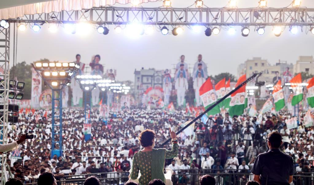 आज तेलंगाना के युवाओं का प्रेम, जोश और ऊर्जा देखकर बहुत ख़ुशी हुई। आपका प्रदेश इंदिरा जी के दिल के बहुत क़रीब था। 

कांग्रेस का Youth Declaration तेलंगाना के युवाओं के लिए शिक्षा, रोजगार के लिए नया रोडमैप बनाएगा। युवाओं के अच्छे भविष्य का रास्ता तैयार करके हम तेलंगाना के शहीदों