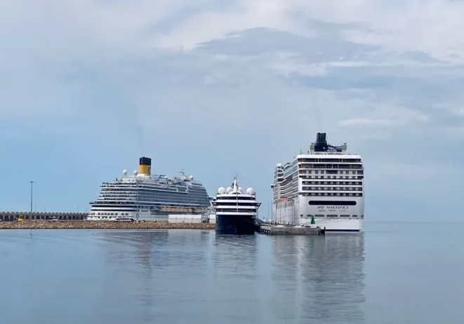 Puerto de Tarragona atiende recalada triple de cruceros - portalcruceros.cl/puerto-de-tarr…
#PuertodeTarragona #Cruceros #MSCMagnifica #WorldNavigator #CostaFirenze