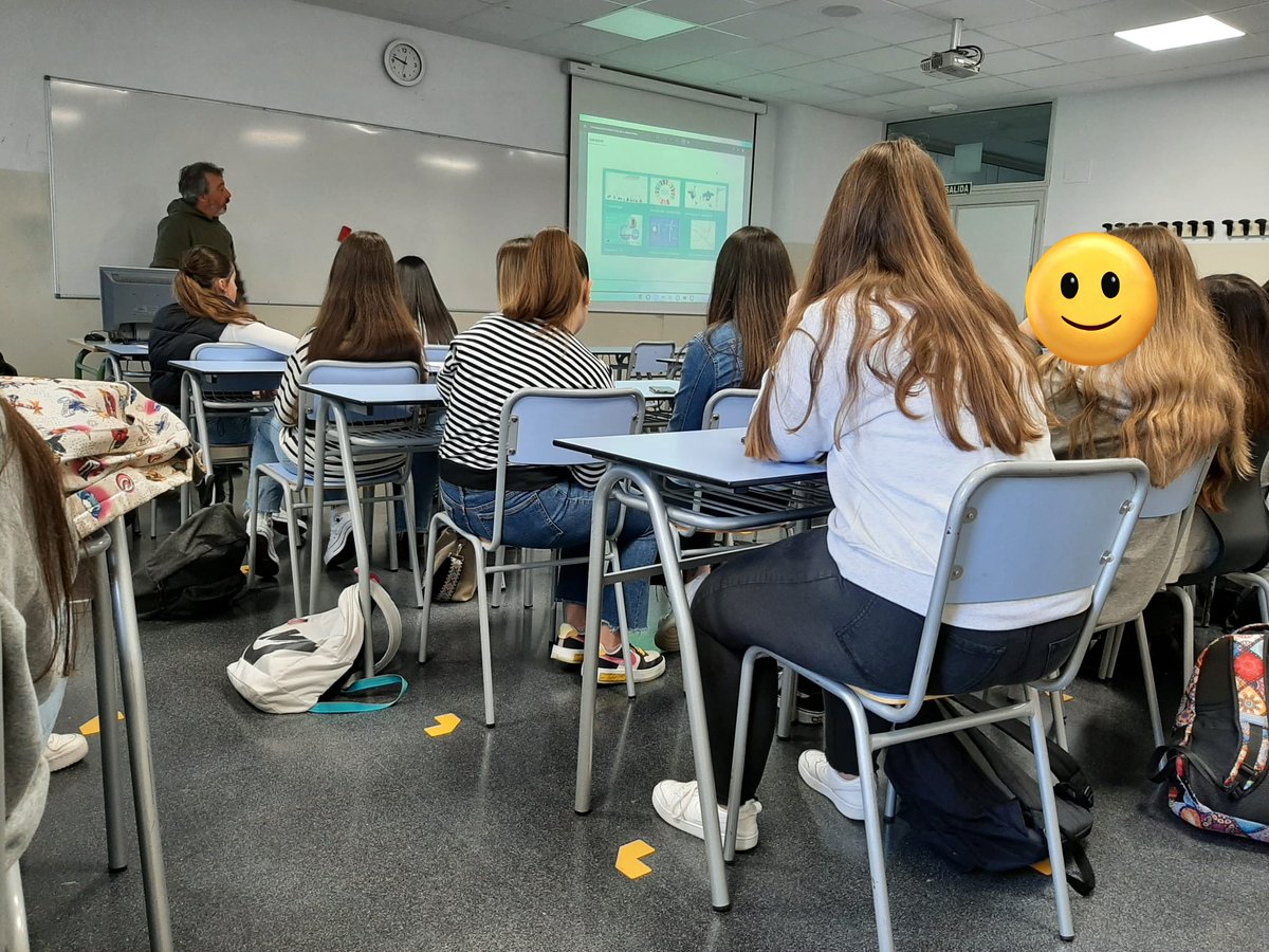 asonautas's tweet photo. Hoy, en una nueva actividad extra surgida de nuestro trabajo en el proyecto #ErasmusPlus sobre comunidades energéticas rurales, hemos estado en el IES Marismas de Santoña, a donde acude alumnado de muchos pueblos, hablando con unos 50 estudiantes de 4° ESO. https://t.co/eUR5UK70E8