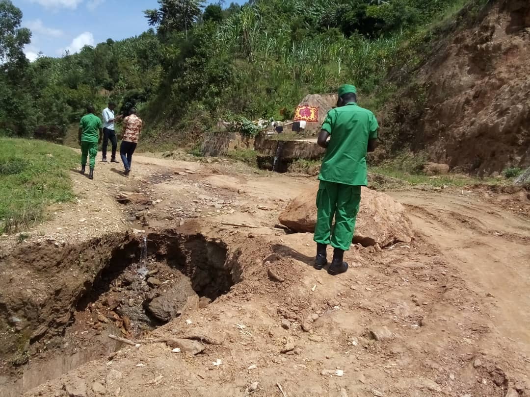 NgororeroDistr's tweet photo. Mu murenge wa #Ndaro  itsinda ryaturutse muri HORIZON   ryasuye ahantu hose hangijwe n'ibiza ku muhanda Gatumba-Ndaro- Nyange. Hagiye kurebwa uko hakorwa ubutabazi bwibanze kugira ngo umuhanda ube nyabagendwa @RwandaLocalGov @RwandaInfra @RwandaEmergency @RwandaWest @cnkusi20 https://t.co/UxOrZN6dfv