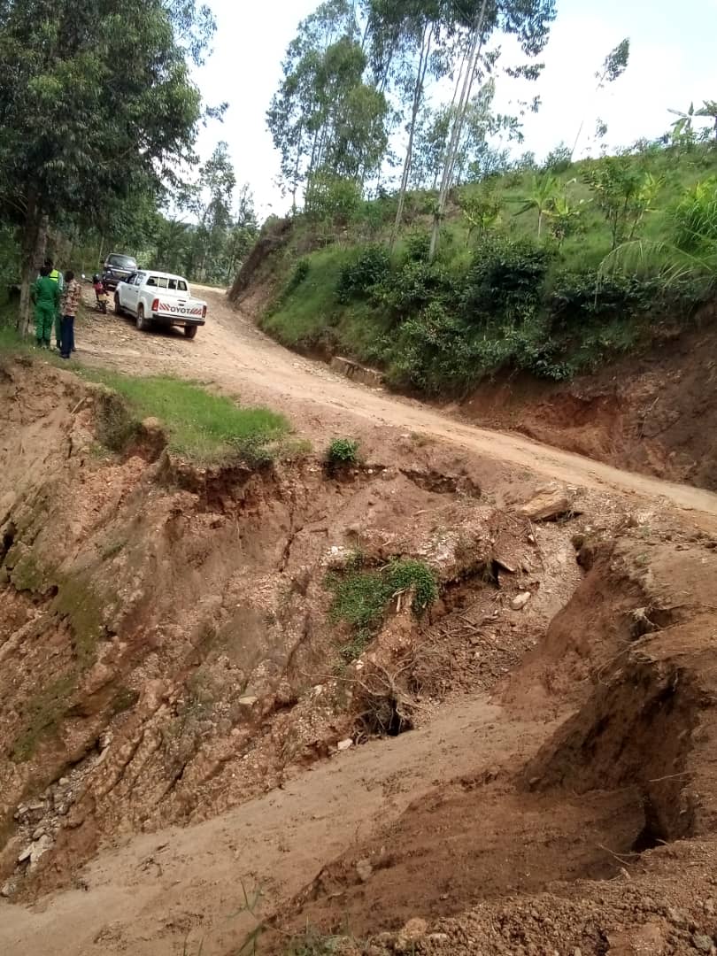 NgororeroDistr's tweet photo. Mu murenge wa #Ndaro  itsinda ryaturutse muri HORIZON   ryasuye ahantu hose hangijwe n'ibiza ku muhanda Gatumba-Ndaro- Nyange. Hagiye kurebwa uko hakorwa ubutabazi bwibanze kugira ngo umuhanda ube nyabagendwa @RwandaLocalGov @RwandaInfra @RwandaEmergency @RwandaWest @cnkusi20 https://t.co/UxOrZN6dfv
