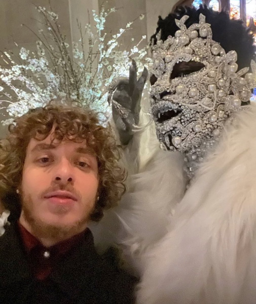 onikaseilish's tweet photo. nigga look like mr thomas and that snow lady https://t.co/0S0NL7Mm4H