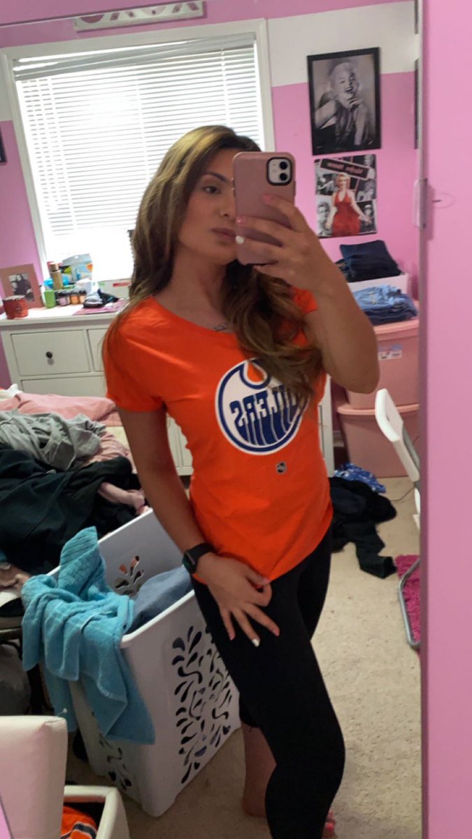 JaneenMartin1's tweet photo. Alright - GAME 3 … back in Edmonton .. Vegas only fired us up .. be loud and proud tonight 💙🧡💙🧡💙 #EdmontonOilers #oilers #NHLPlayoffs #game3 https://t.co/8uW8nt73Kv
