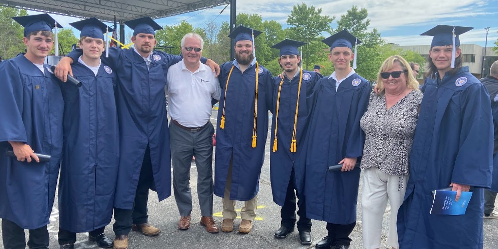 Constellium's tweet photo. Congratulations to the second class of graduates in our Ravenswood plant's #SkilledTrades Scholarship Program who earned Associate degrees in Applied Technology from @WVUParkersburg! 🎓 We look forward to their first day of work at the plant next month.

#IdeasMaterialized #YesWV https://t.co/gNu7nUe8M2