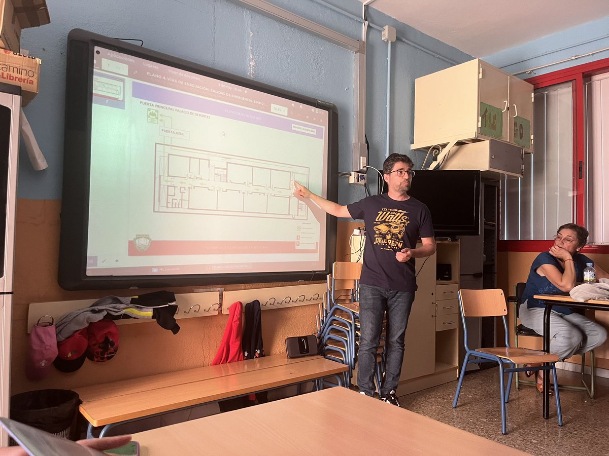 Segundo taller de autoprotección impartido por el maestro Eduardo, responsable del plan de autoprotección. En breve, simulacros con el alumnado.
.
#autoproteccion #seguridad #firmacion #claustro