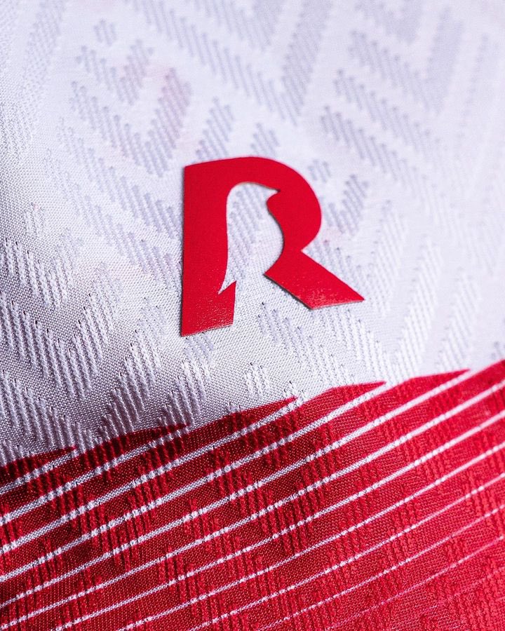 SuperBollaOfc's tweet photo. CRB desenvolvido pela SB Marcas em parceria com a Regatas. 🌪️⚽️

Pra temporada 2023 o conceito da coleção é "Galo da Praia ao Sertão"!
O tecido jacquard exclusivo, com o grafismo das penas do galo de campina e na parte superior das costas o selo especial com a mascote do clube. https://t.co/zeu4rlpRbv