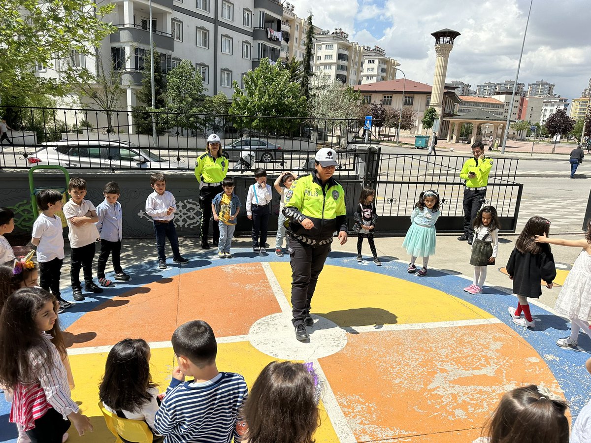 seldahoca27's tweet photo. Ayşe Ferhat Yapar Anaokulu Trafik Haftası etkinliği 
@gantepvaliligi @gazianteppolis @Gaziantep_MEM @sahinbeymem https://t.co/iZrwMzxssA