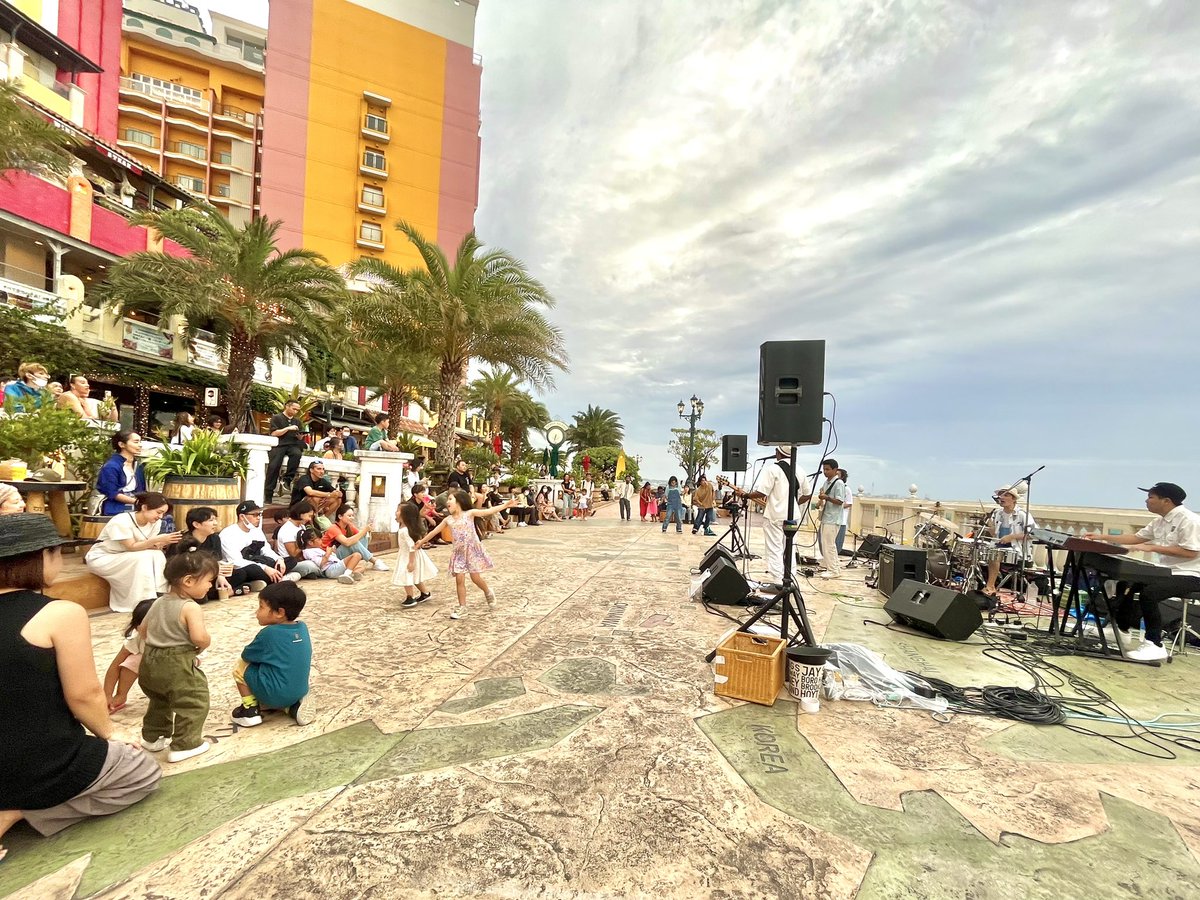 Luchan0806's tweet photo. 美浜Depot Islandの遊歩道で、Peace Joint Band Street Live♫最高〜に楽しいGWになったなぁ✨🌈✨#peacejoint #peacejointband #mihama #okinawa https://t.co/XzKSf484uE