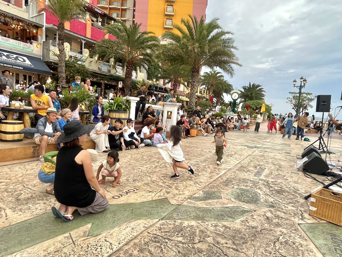 Luchan0806's tweet photo. 美浜Depot Islandの遊歩道で、Peace Joint Band Street Live♫最高〜に楽しいGWになったなぁ✨🌈✨#peacejoint #peacejointband #mihama #okinawa https://t.co/XzKSf484uE