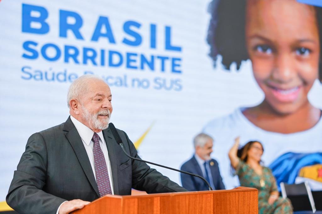 LulaOficial's tweet photo. Hoje assinei o projeto de lei que inclui o Brasil Sorridente na Lei Orgânica da Saúde, garantindo a mais brasileiros e brasileiras tratamento bucal pelo SUS. São 3.685 novas equipes de saúde bucal e 630 novos serviços e unidades de atendimento. No total, o país terá 33,3 mil equipes e mais de 111 milhões de pessoas atendidas. 

📸: @ricardostuckert