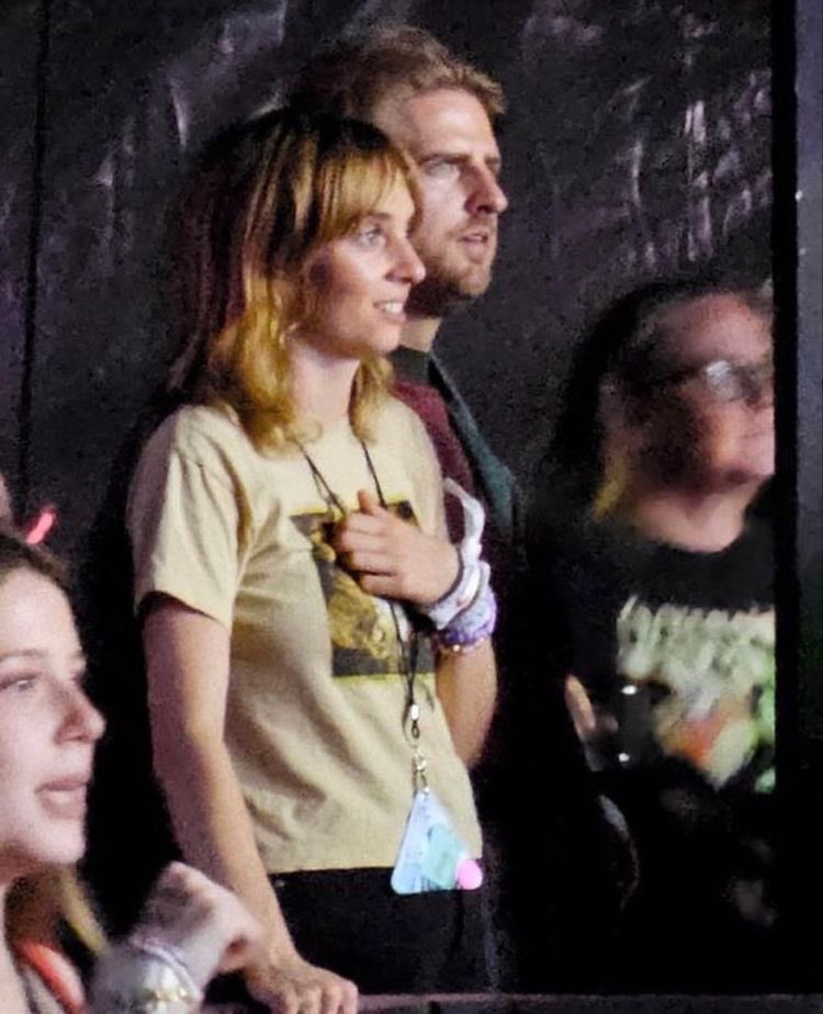 bones0nthebeach's tweet image. maya hawke at a taylor swift concert is basically me at a maya hawke concert🧍