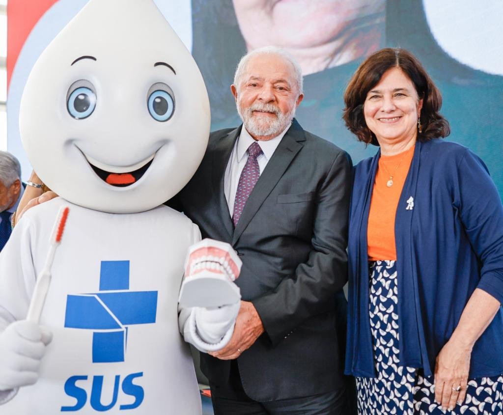 LulaOficial's tweet photo. Hoje assinei o projeto de lei que inclui o Brasil Sorridente na Lei Orgânica da Saúde, garantindo a mais brasileiros e brasileiras tratamento bucal pelo SUS. São 3.685 novas equipes de saúde bucal e 630 novos serviços e unidades de atendimento. No total, o país terá 33,3 mil equipes e mais de 111 milhões de pessoas atendidas. 

📸: @ricardostuckert