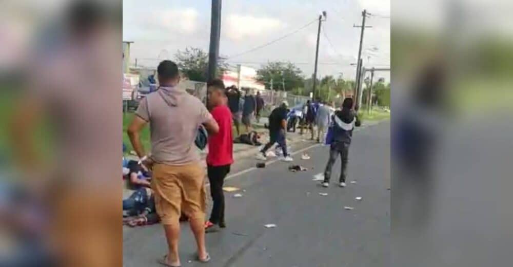 adbernabe's tweet photo. Desde #AcciónDemocratica lamentamos y condenamos los trágicos hechos suscitados este domingo en Brownville, Texas, donde el accionar de un conductor irresponsable, acabó con la vida de al menos siete migrantes, en su mayoría hermanos venezolanos, exigimos JUSTICIA e investigación https://t.co/h3JQ630Qcf