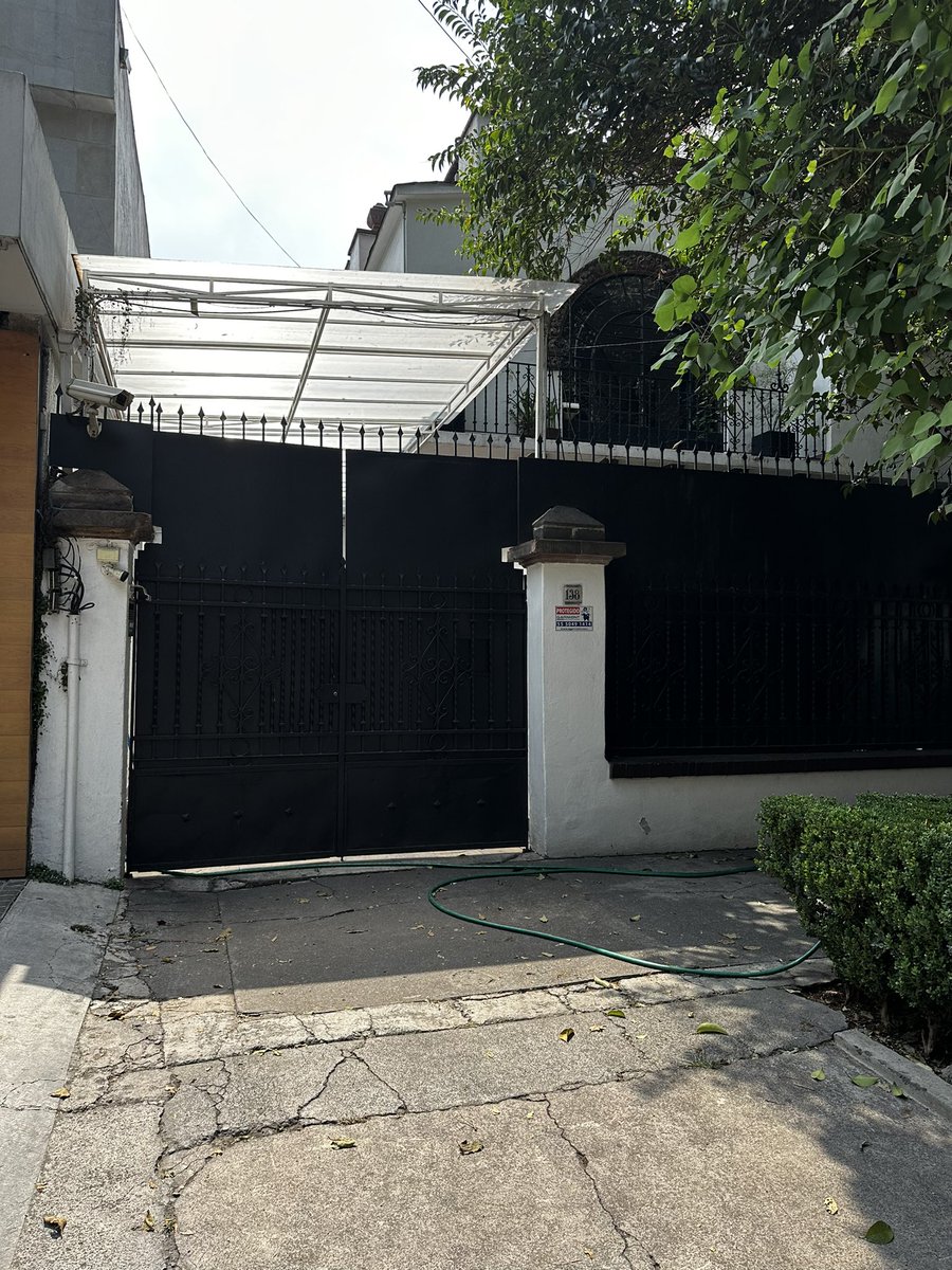 BetyUm's tweet photo. @Delegacion_MH donde puedo reportar una casa en donde riegan las plantitas como no se debe y a la hora que no se debe gastando muchisisisma agua??? En la calle Tennyson… https://t.co/bDABXp5HdT