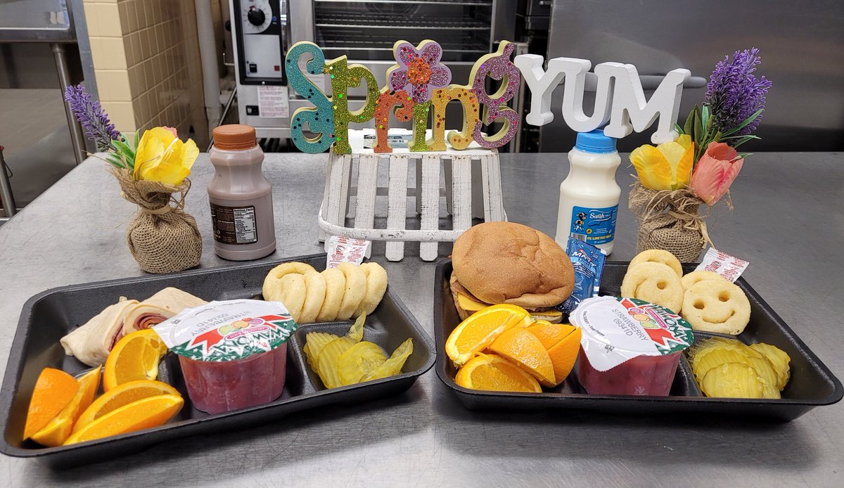 Aracely53096533's tweet photo. #CougarsLunch4Today
#BaconCheeseburger
#PotatoSmiles
#PickleChips
#ItalianComboWrap
#FreshFruit #FruitCup
#Ketchup #Mayonnaise
#MilkofyourChoise https://t.co/u43uueSACA