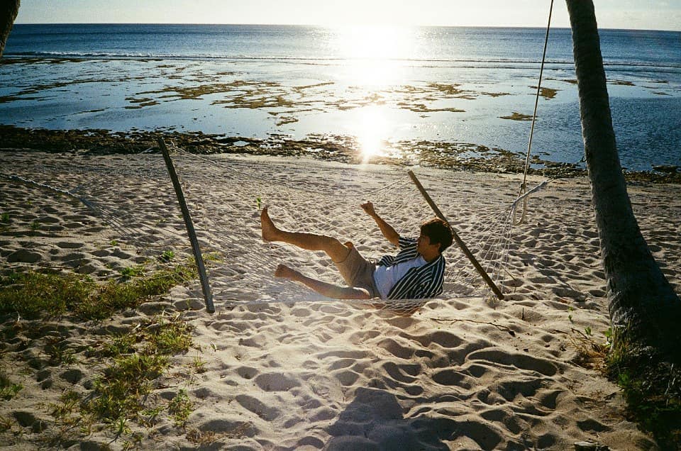 EXOPINKBASE's tweet photo. Short Story :
EJ lagi fotoin CY eh gak lama kemudian CY oleng dari hammock dan EJ cuma bisa ketawa tipis
#CHANJI #EXOPINK https://t.co/WnAmLCt1Zx